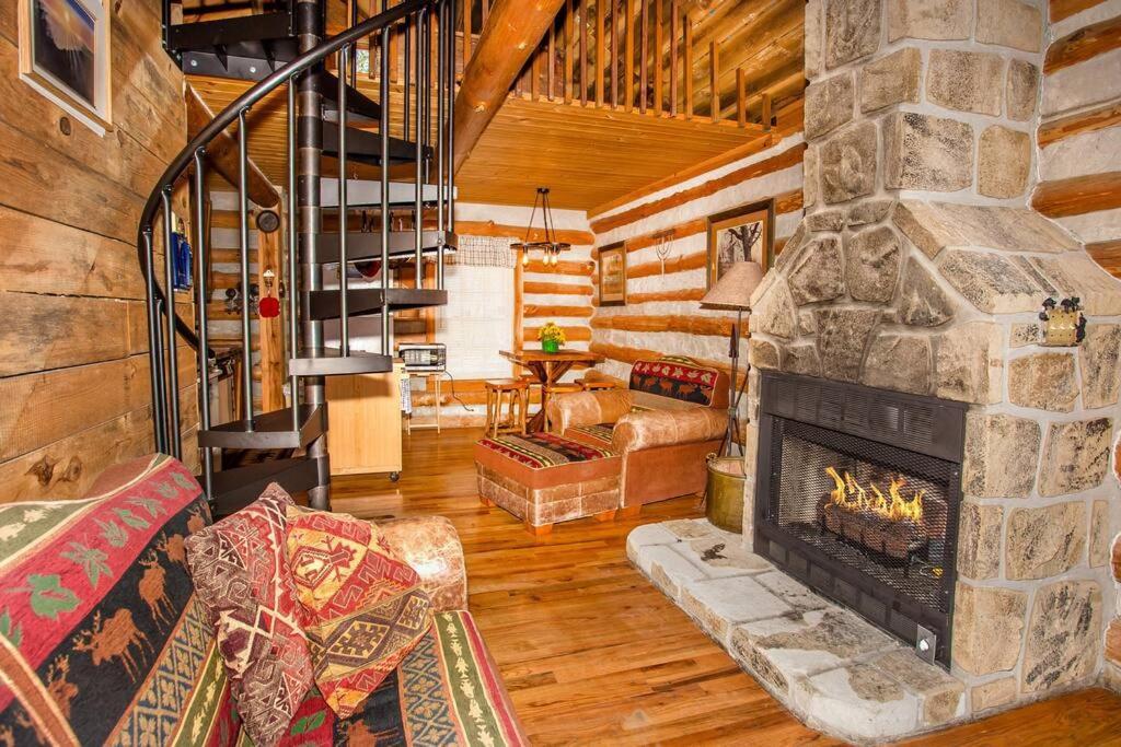 The Pine Knot Cabin Sevierville Exterior photo